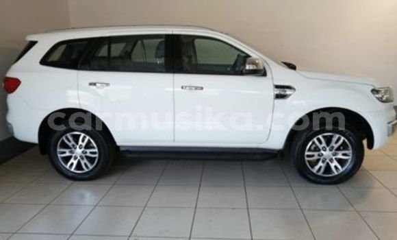 Acheter Occasion Voiture Ford Everest Blanc à Beitbridge, Matabeleland South Acheter Occasion Voiture Ford Everest Blanc à Beitbridge, Matabeleland South