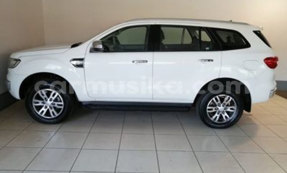 Acheter Occasion Voiture Ford Everest Blanc à Beitbridge, Matabeleland South Acheter Occasion Voiture Ford Everest Blanc à Beitbridge, Matabeleland South
