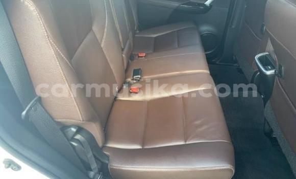 Nunua Ilio tumika Toyota Fortuner Nyeupe Gari ndani ya Beitbridge nchini Matabeleland Kusini Nunua Ilio tumika Toyota Fortuner Nyeupe Gari ndani ya Beitbridge nchini Matabeleland Kusini