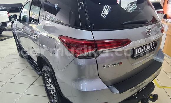 Acheter Occasion Voiture Toyota Fortuner Gris à Beitbridge, Matabeleland South Acheter Occasion Voiture Toyota Fortuner Gris à Beitbridge, Matabeleland South