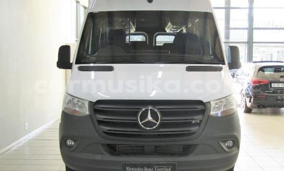 Tenga Tsaru Mercedes‒Benz 190 Chena Mota in Beitbridge in Matabeleland South Tenga Tsaru Mercedes‒Benz 190 Chena Mota in Beitbridge in Matabeleland South