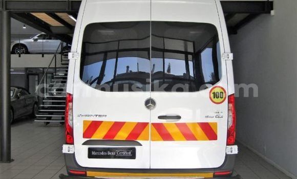 Tenga Tsaru Mercedes‒Benz 190 Chena Mota in Beitbridge in Matabeleland South Tenga Tsaru Mercedes‒Benz 190 Chena Mota in Beitbridge in Matabeleland South