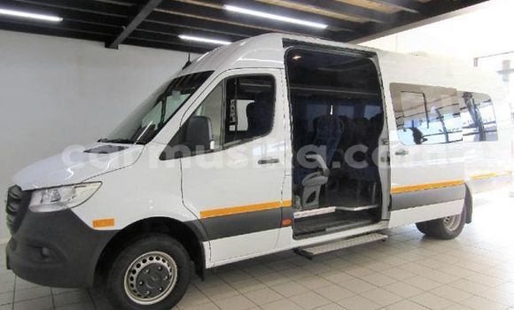 Tenga Tsaru Mercedes‒Benz 190 Chena Mota in Beitbridge in Matabeleland South Tenga Tsaru Mercedes‒Benz 190 Chena Mota in Beitbridge in Matabeleland South