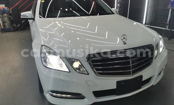 Acheter Occasion Voiture Mercedes-Benz E200 Blanc à Borrowdale, Harare
