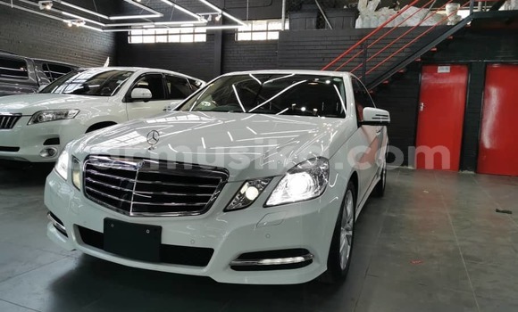 Nunua Ilio tumika Mercedes-Benz E200 Nyeupe Gari ndani ya Borrowdale nchini Harare Nunua Ilio tumika Mercedes-Benz E200 Nyeupe Gari ndani ya Borrowdale nchini Harare