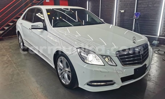 Nunua Ilio tumika Mercedes-Benz E200 Nyeupe Gari ndani ya Borrowdale nchini Harare Nunua Ilio tumika Mercedes-Benz E200 Nyeupe Gari ndani ya Borrowdale nchini Harare