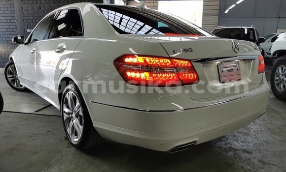 Nunua Ilio tumika Mercedes-Benz E200 Nyeupe Gari ndani ya Borrowdale nchini Harare Nunua Ilio tumika Mercedes-Benz E200 Nyeupe Gari ndani ya Borrowdale nchini Harare