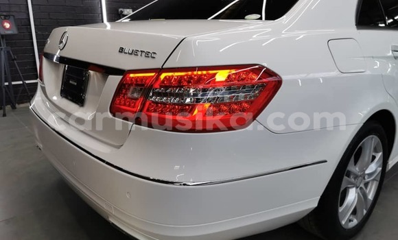 Nunua Ilio tumika Mercedes-Benz E200 Nyeupe Gari ndani ya Borrowdale nchini Harare Nunua Ilio tumika Mercedes-Benz E200 Nyeupe Gari ndani ya Borrowdale nchini Harare