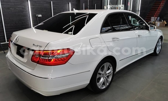 Nunua Ilio tumika Mercedes-Benz E200 Nyeupe Gari ndani ya Borrowdale nchini Harare Nunua Ilio tumika Mercedes-Benz E200 Nyeupe Gari ndani ya Borrowdale nchini Harare