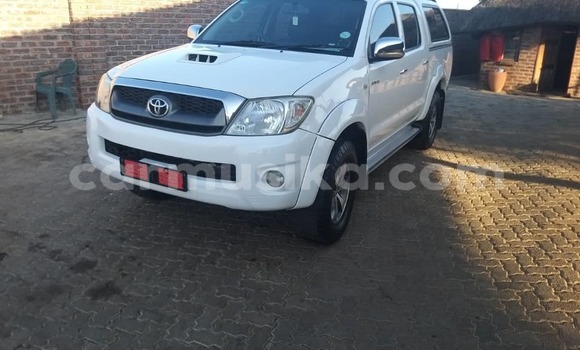 Nunua Ilio tumika Toyota Hilux Nyeupe Gari ndani ya Mlima Pleasant nchini Harare