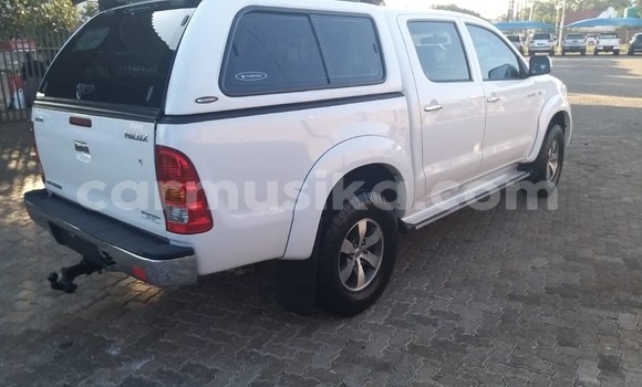 Tenga Tsaru Toyota Hilux Chena Mota in Gomo Rinonakidza in Harare Tenga Tsaru Toyota Hilux Chena Mota in Gomo Rinonakidza in Harare