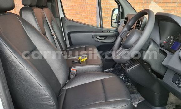 Tenga Tsaru Mercedes‒Benz S-klasse Chena Mota in Beitbridge in Matabeleland South Tenga Tsaru Mercedes‒Benz S-klasse Chena Mota in Beitbridge in Matabeleland South