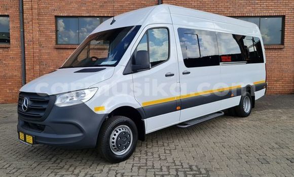 Tenga Tsaru Mercedes‒Benz S-klasse Chena Mota in Beitbridge in Matabeleland South Tenga Tsaru Mercedes‒Benz S-klasse Chena Mota in Beitbridge in Matabeleland South