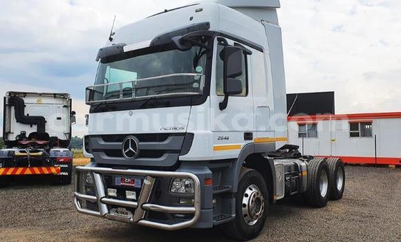 Tenga Tsaru Mercedes‒Benz Truck Chena Rori in Beitbridge in Matabeleland South Tenga Tsaru Mercedes‒Benz Truck Chena Rori in Beitbridge in Matabeleland South