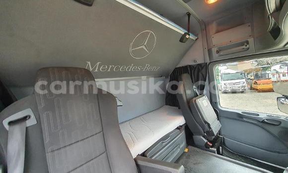 Tenga Tsaru Mercedes‒Benz Truck Chena Rori in Beitbridge in Matabeleland South Tenga Tsaru Mercedes‒Benz Truck Chena Rori in Beitbridge in Matabeleland South