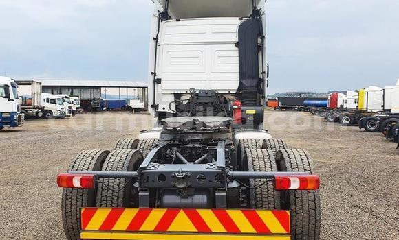 Tenga Tsaru Mercedes‒Benz Truck Chena Rori in Beitbridge in Matabeleland South Tenga Tsaru Mercedes‒Benz Truck Chena Rori in Beitbridge in Matabeleland South