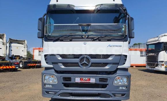 Tenga Tsaru Mercedes‒Benz Truck Chena Rori in Beitbridge in Matabeleland South Tenga Tsaru Mercedes‒Benz Truck Chena Rori in Beitbridge in Matabeleland South