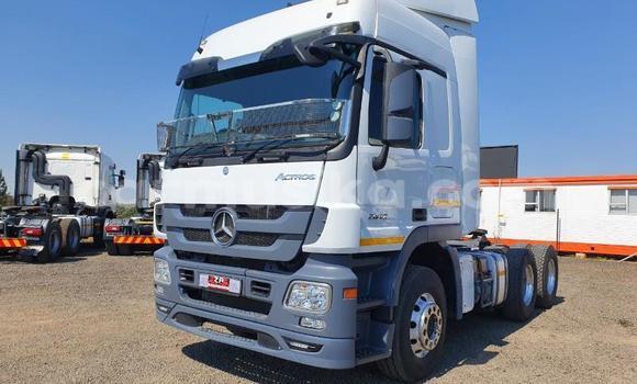 Tenga Tsaru Mercedes‒Benz Truck Chena Rori in Beitbridge in Matabeleland South Tenga Tsaru Mercedes‒Benz Truck Chena Rori in Beitbridge in Matabeleland South