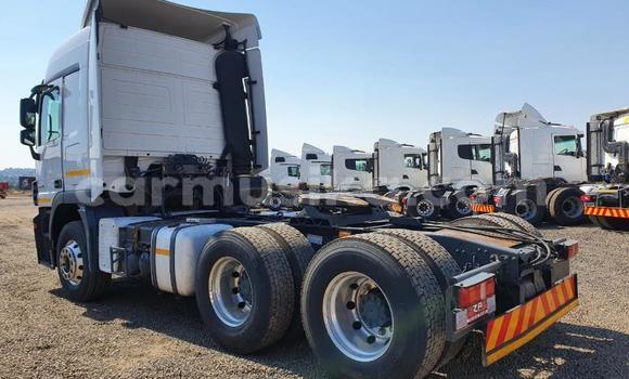 Tenga Tsaru Mercedes‒Benz Truck Chena Rori in Beitbridge in Matabeleland South Tenga Tsaru Mercedes‒Benz Truck Chena Rori in Beitbridge in Matabeleland South