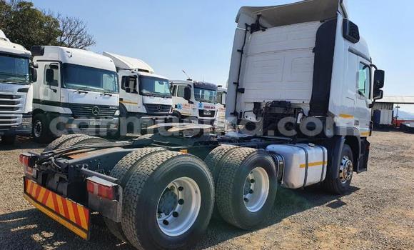 Tenga Tsaru Mercedes‒Benz Truck Chena Rori in Beitbridge in Matabeleland South Tenga Tsaru Mercedes‒Benz Truck Chena Rori in Beitbridge in Matabeleland South