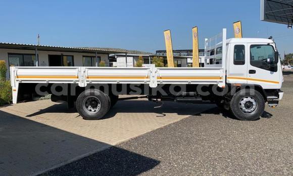 Nunua Ilio tumika Isuzu FTR 850 Nyeupe Lori ndani ya Beitbridge nchini Matabeleland Kusini Nunua Ilio tumika Isuzu FTR 850 Nyeupe Lori ndani ya Beitbridge nchini Matabeleland Kusini