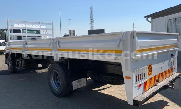 Nunua Ilio tumika Isuzu FTR 850 Nyeupe Lori ndani ya Beitbridge nchini Matabeleland Kusini Nunua Ilio tumika Isuzu FTR 850 Nyeupe Lori ndani ya Beitbridge nchini Matabeleland Kusini