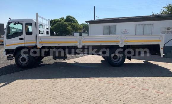 Nunua Ilio tumika Isuzu FTR 850 Nyeupe Lori ndani ya Beitbridge nchini Matabeleland Kusini Nunua Ilio tumika Isuzu FTR 850 Nyeupe Lori ndani ya Beitbridge nchini Matabeleland Kusini