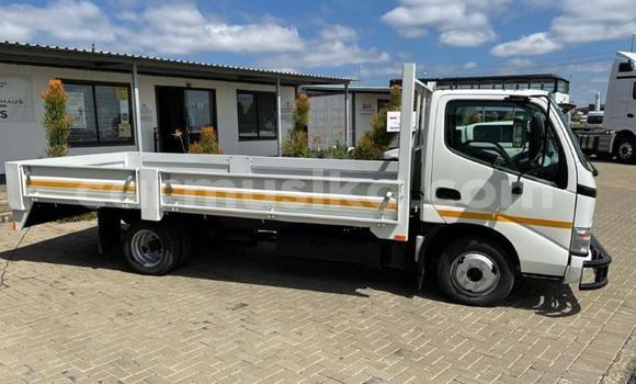 Nunua Ilio tumika Toyota Dyna Nyeupe Lori ndani ya Beitbridge nchini Matabeleland Kusini