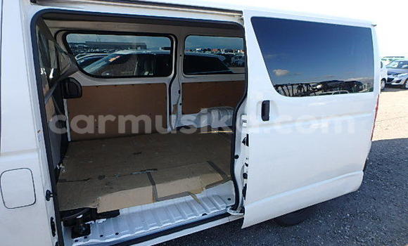 Nunua Ilio tumika Toyota Hiace Nyeupe Gari ndani ya Beitbridge nchini Matabeleland Kusini Nunua Ilio tumika Toyota Hiace Nyeupe Gari ndani ya Beitbridge nchini Matabeleland Kusini