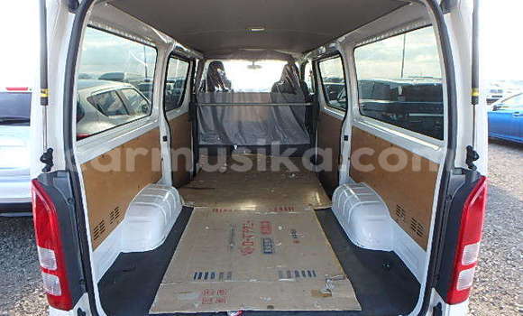 Nunua Ilio tumika Toyota Hiace Nyeupe Gari ndani ya Beitbridge nchini Matabeleland Kusini Nunua Ilio tumika Toyota Hiace Nyeupe Gari ndani ya Beitbridge nchini Matabeleland Kusini