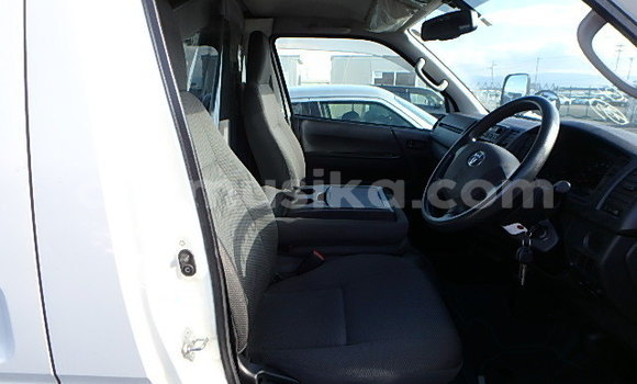 Nunua Ilio tumika Toyota Hiace Nyeupe Gari ndani ya Beitbridge nchini Matabeleland Kusini Nunua Ilio tumika Toyota Hiace Nyeupe Gari ndani ya Beitbridge nchini Matabeleland Kusini