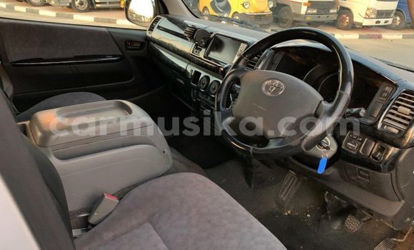 Nunua Ilio tumika Toyota Hiace Fedha Gari ndani ya Beitbridge nchini Matabeleland Kusini Nunua Ilio tumika Toyota Hiace Fedha Gari ndani ya Beitbridge nchini Matabeleland Kusini