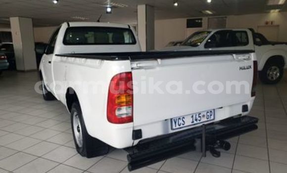 Tenga Tsaru Toyota Hilux Chena Mota in Beitbridge in Matabeleland South Tenga Tsaru Toyota Hilux Chena Mota in Beitbridge in Matabeleland South