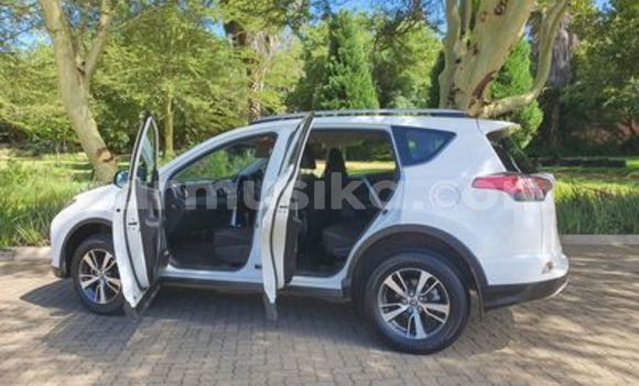 Acheter Occasion Voiture Toyota RAV4 Blanc à Beitbridge, Matabeleland South Acheter Occasion Voiture Toyota RAV4 Blanc à Beitbridge, Matabeleland South