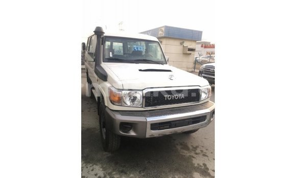 Acheter Import Voiture Toyota Land Cruiser Blanc à Import - Dubai, Harare Acheter Import Voiture Toyota Land Cruiser Blanc à Import - Dubai, Harare