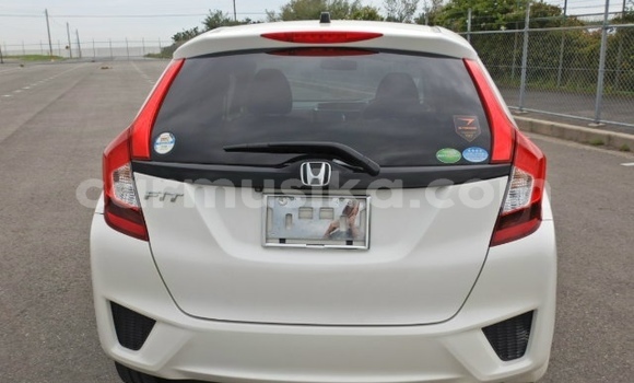 Acheter Occasion Voiture Honda Fit Blanc à Beitbridge, Matabeleland South Acheter Occasion Voiture Honda Fit Blanc à Beitbridge, Matabeleland South