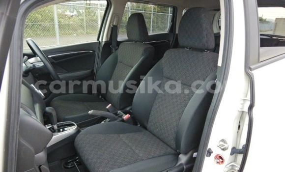 Acheter Occasion Voiture Honda Fit Blanc à Beitbridge, Matabeleland South Acheter Occasion Voiture Honda Fit Blanc à Beitbridge, Matabeleland South