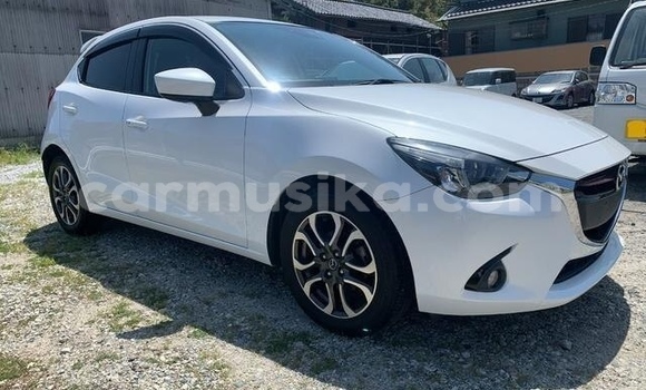 Acheter Occasion Voiture Mazda Demio Blanc à Beitbridge, Matabeleland South Acheter Occasion Voiture Mazda Demio Blanc à Beitbridge, Matabeleland South