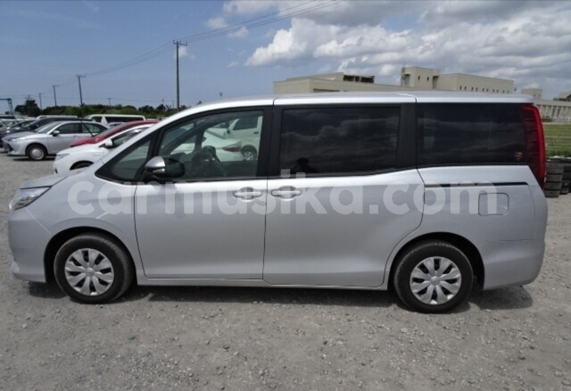 Big with watermark toyota noah matabeleland south beitbridge 22214