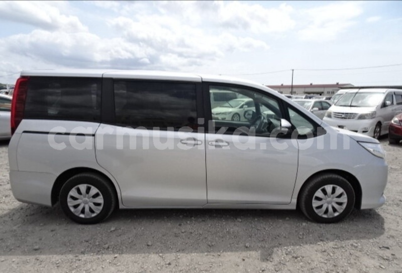 Big with watermark toyota noah matabeleland south beitbridge 22214