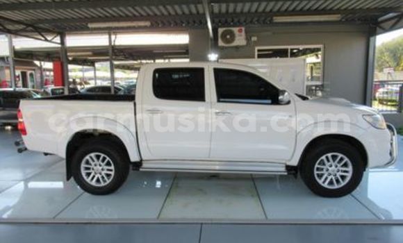 Buy Used Toyota Hilux White Car in Beitbridge in Matabeleland South