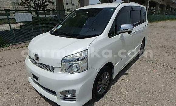 Nunua Ilio tumika Toyota Voxy Nyeupe Gari ndani ya Beitbridge nchini Matabeleland Kusini