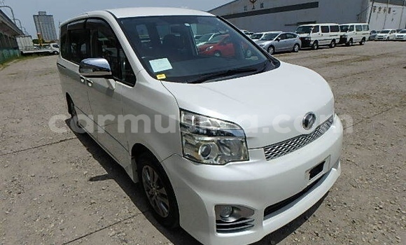 Acheter Occasion Voiture Toyota Voxy Blanc à Beitbridge, Matabeleland South Acheter Occasion Voiture Toyota Voxy Blanc à Beitbridge, Matabeleland South