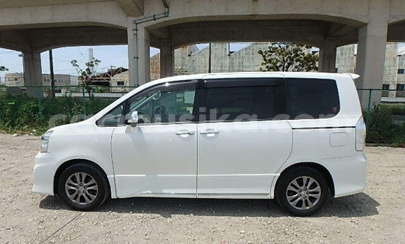 Acheter Occasion Voiture Toyota Voxy Blanc à Beitbridge, Matabeleland South Acheter Occasion Voiture Toyota Voxy Blanc à Beitbridge, Matabeleland South