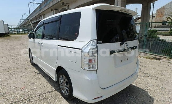 Acheter Occasion Voiture Toyota Voxy Blanc à Beitbridge, Matabeleland South Acheter Occasion Voiture Toyota Voxy Blanc à Beitbridge, Matabeleland South
