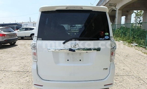 Acheter Occasion Voiture Toyota Voxy Blanc à Beitbridge, Matabeleland South Acheter Occasion Voiture Toyota Voxy Blanc à Beitbridge, Matabeleland South