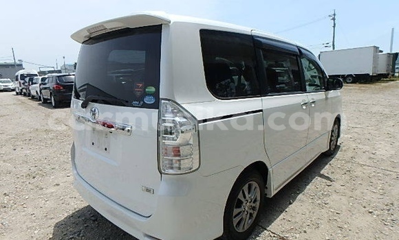 Acheter Occasion Voiture Toyota Voxy Blanc à Beitbridge, Matabeleland South Acheter Occasion Voiture Toyota Voxy Blanc à Beitbridge, Matabeleland South