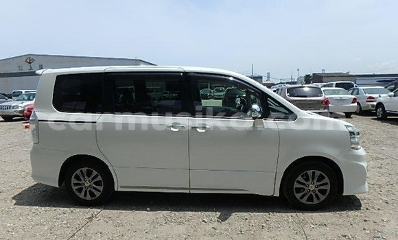 Acheter Occasion Voiture Toyota Voxy Blanc à Beitbridge, Matabeleland South Acheter Occasion Voiture Toyota Voxy Blanc à Beitbridge, Matabeleland South