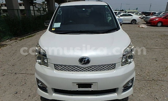 Acheter Occasion Voiture Toyota Voxy Blanc à Beitbridge, Matabeleland South Acheter Occasion Voiture Toyota Voxy Blanc à Beitbridge, Matabeleland South