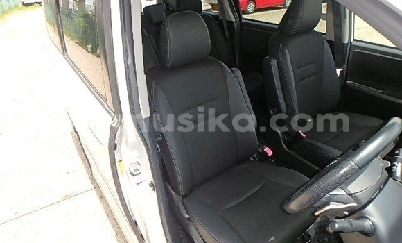 Acheter Occasion Voiture Toyota Voxy Blanc à Beitbridge, Matabeleland South Acheter Occasion Voiture Toyota Voxy Blanc à Beitbridge, Matabeleland South